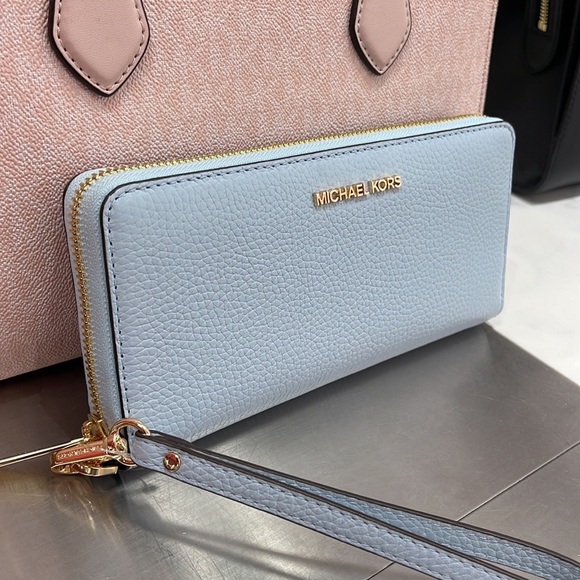 MICHAEL KORS LARGE TRAVEL CONTINENTAL WRISTLET WALLET PHONEHOLDER
Vista Blue - Picture 16 of 16